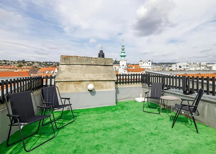Spacious Center Penthouse & Private Rooftop Terrace